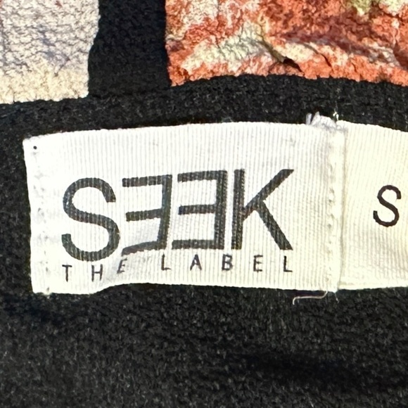 LF Seek The Label Floral Boho Black Ruffled Faux Wrap Crepe Crop Top Size S - Picture 9 of 11